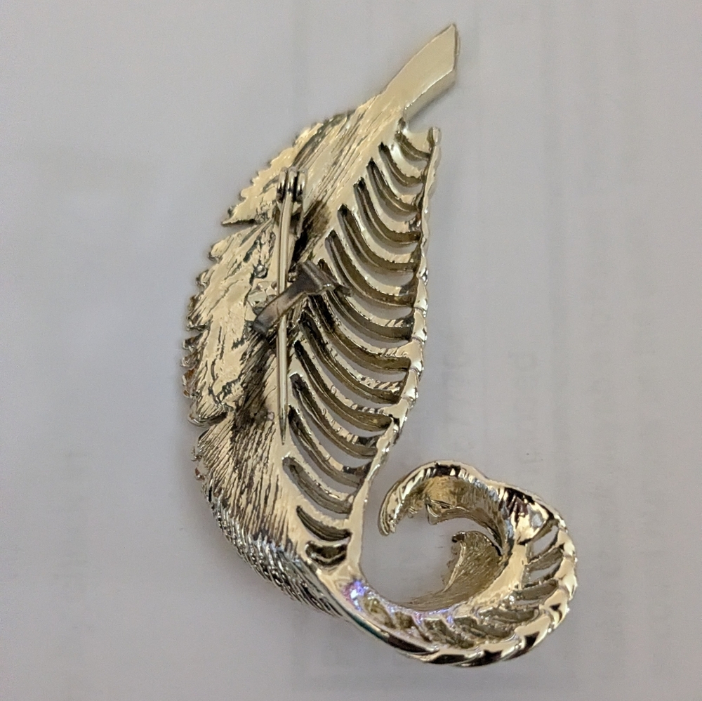 Elegant Gold Feather Brooch - Picture 2 of 3